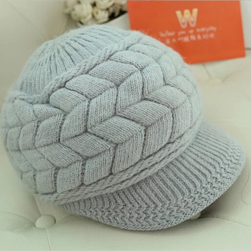 Vente chaude femmes chapeau d'hiver en peluche fourrure doublé garder au chaud bonnet mode fourrure de lapin tricoté chapeaux pour femme en plein air casquette résistant au froid