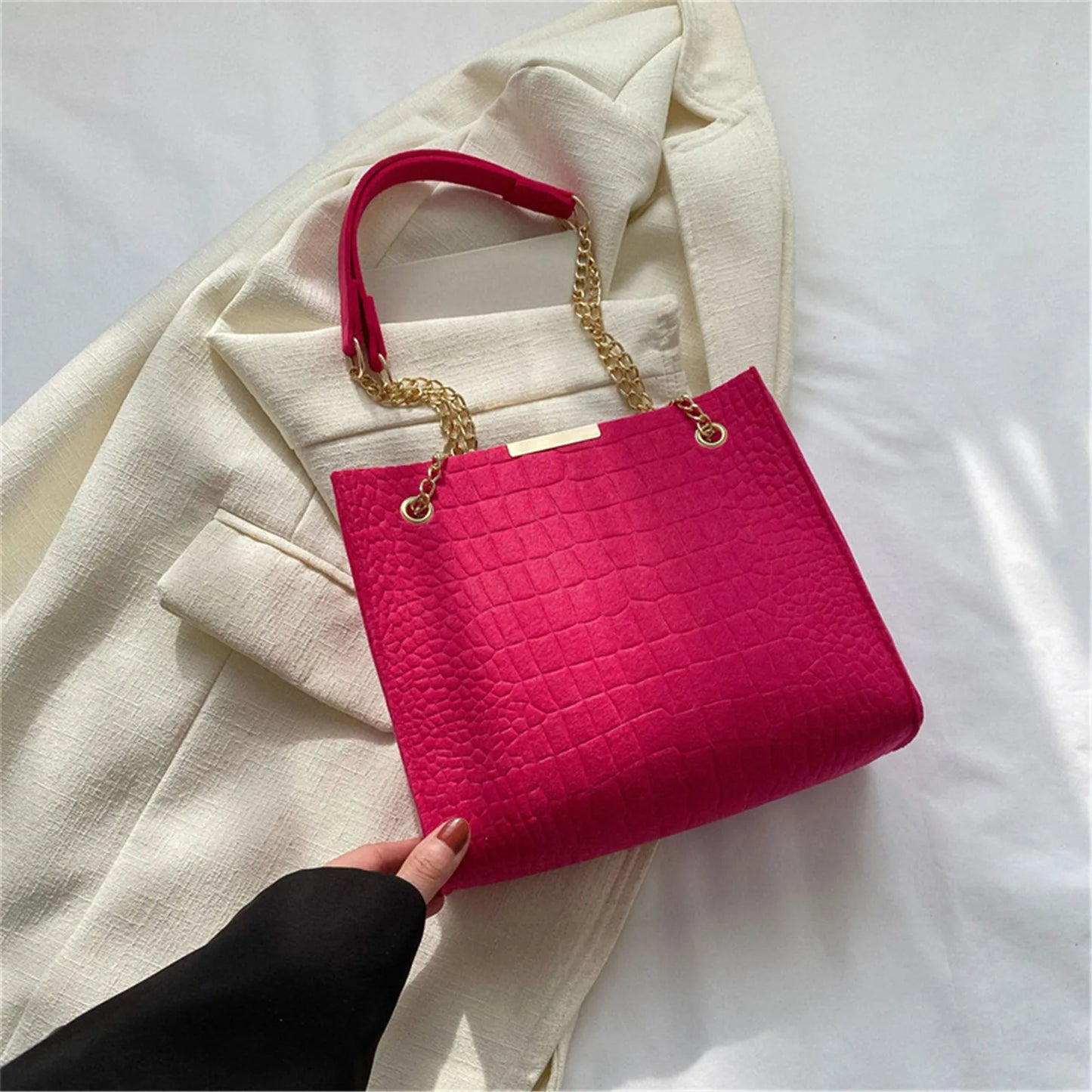 Chic Chain Handbag Versatile Crossbody Tote Trendy Chain Shoulder Bag Fashionable Tote Bag Chain Crossbody Casual Shoulder Bag