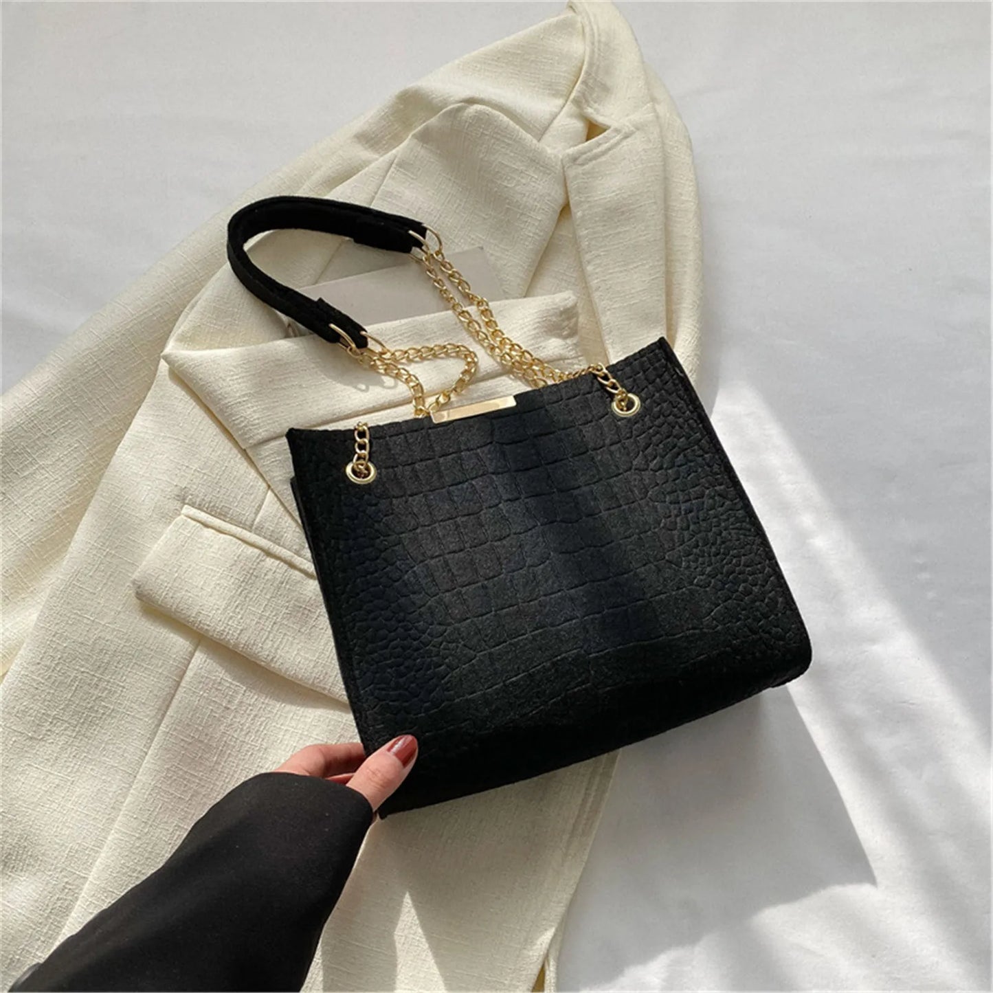 Chic Chain Handbag Versatile Crossbody Tote Trendy Chain Shoulder Bag Fashionable Tote Bag Chain Crossbody Casual Shoulder Bag