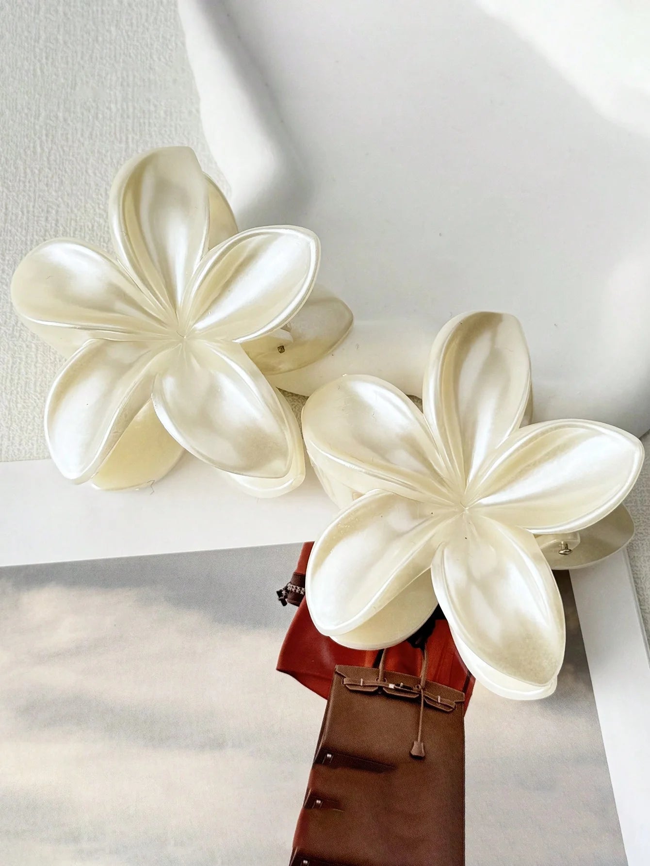 2Pcs white light sensitive flower clip, shark clip at the back of the head, beach vacation style, simple hair accessory