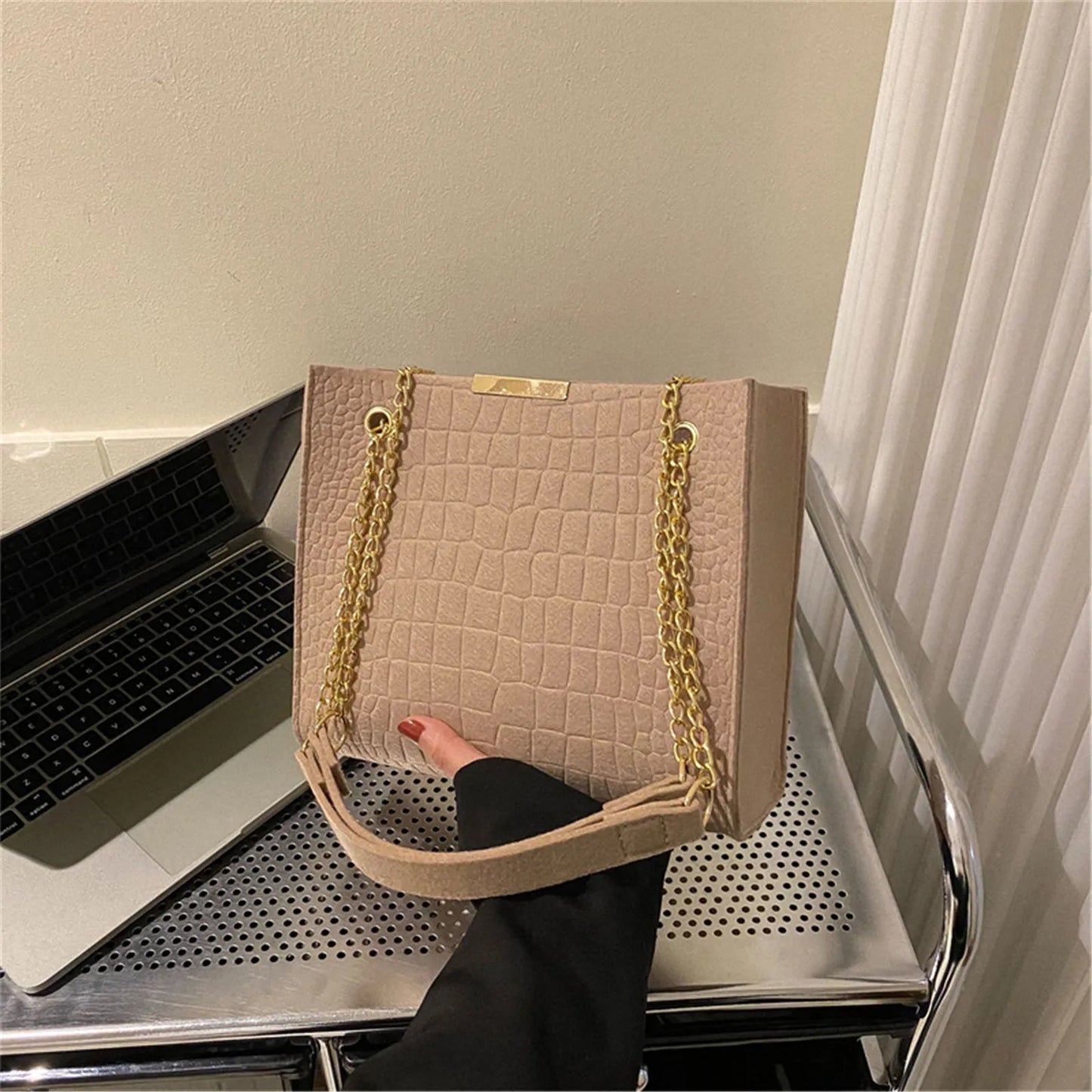 Chic Chain Handbag Versatile Crossbody Tote Trendy Chain Shoulder Bag Fashionable Tote Bag Chain Crossbody Casual Shoulder Bag