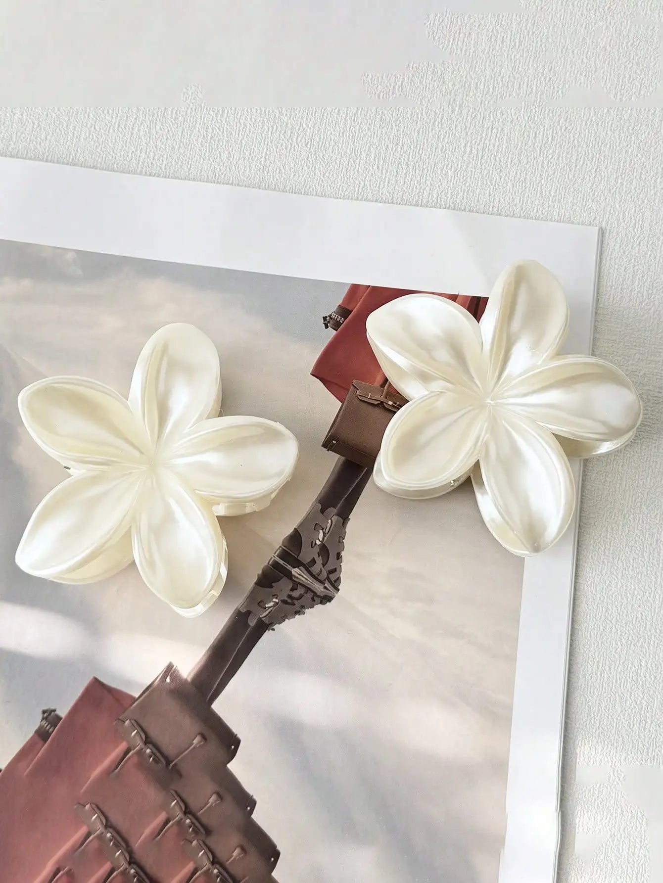 2Pcs white light sensitive flower clip, shark clip at the back of the head, beach vacation style, simple hair accessory