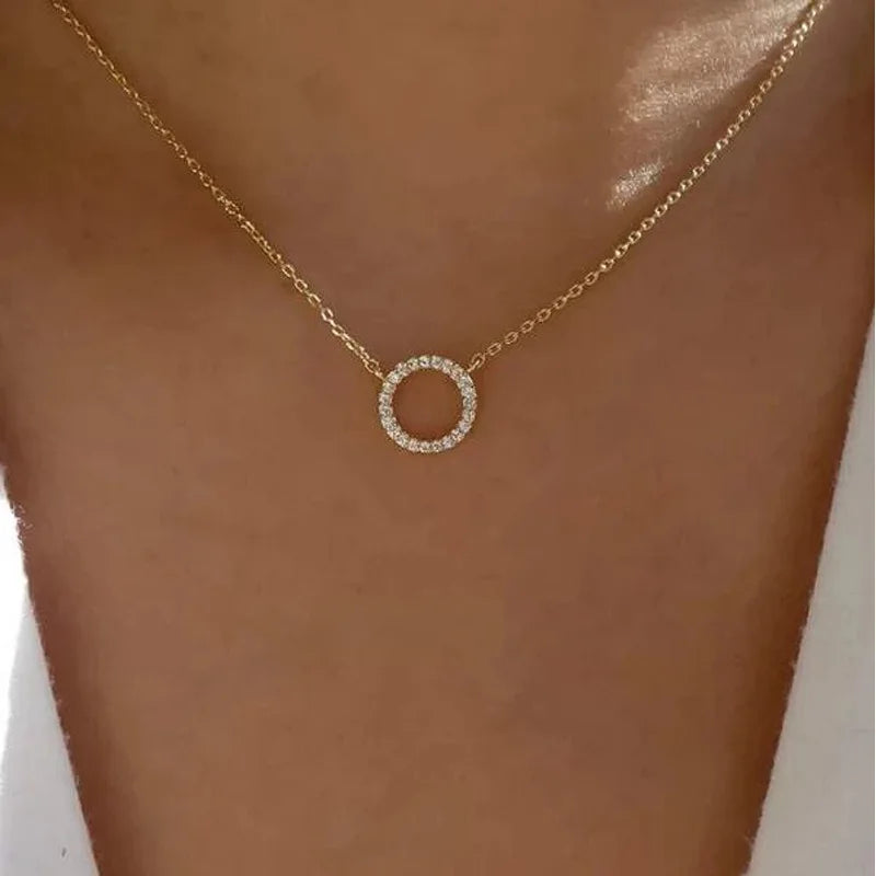 Collier pendentif cercle en cristal tendance 2025, bijoux élégants, couleur dorée, collier de mode unique pour femmes, vente en gros