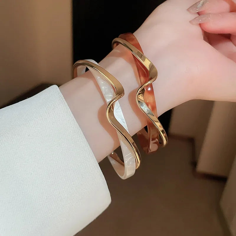 1 bracelet tendance pour femme, plaqué or, coquillage blanc, croix torsadée, léger, luxueux, pour rendez-vous, voyage, banquet, fête, vacances, cadeau