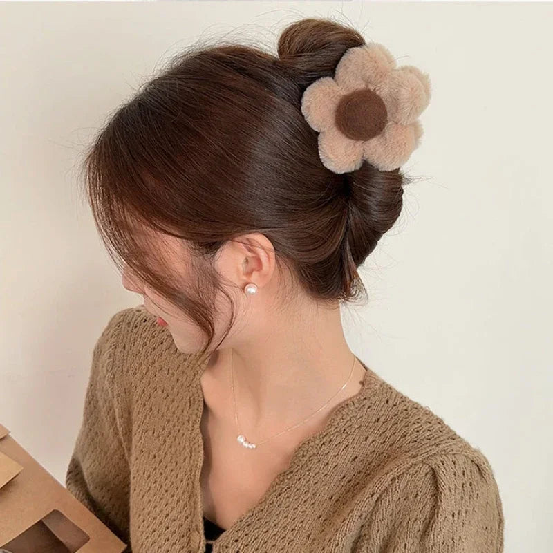 Fashionable Autumn and Winter Large Shark Clip Plush Flower Hair Clip Simple Hair  Crab Claw Hair Accessories