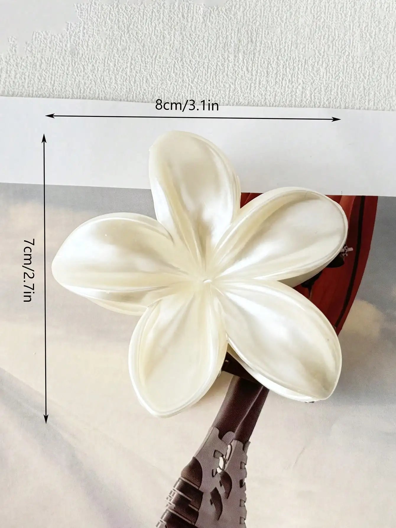 2Pcs white light sensitive flower clip, shark clip at the back of the head, beach vacation style, simple hair accessory