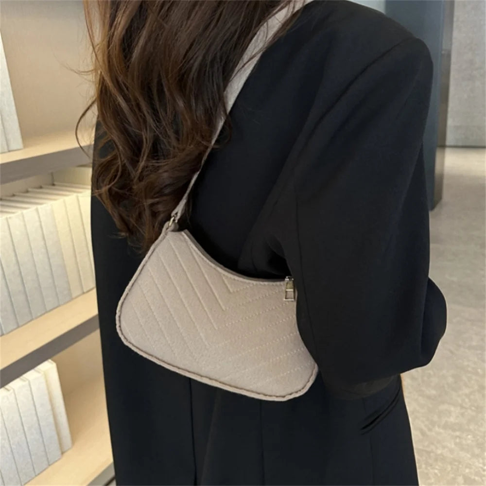 Mini sacs à bandoulière en feutre pour femmes 2023 Sacs sous les bras pour femmes Texture Couleur unie Sacs à main décontractés Sac léger pour femme Pochette