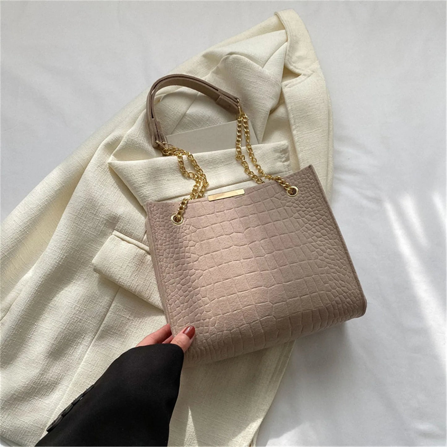 Chic Chain Handbag Versatile Crossbody Tote Trendy Chain Shoulder Bag Fashionable Tote Bag Chain Crossbody Casual Shoulder Bag