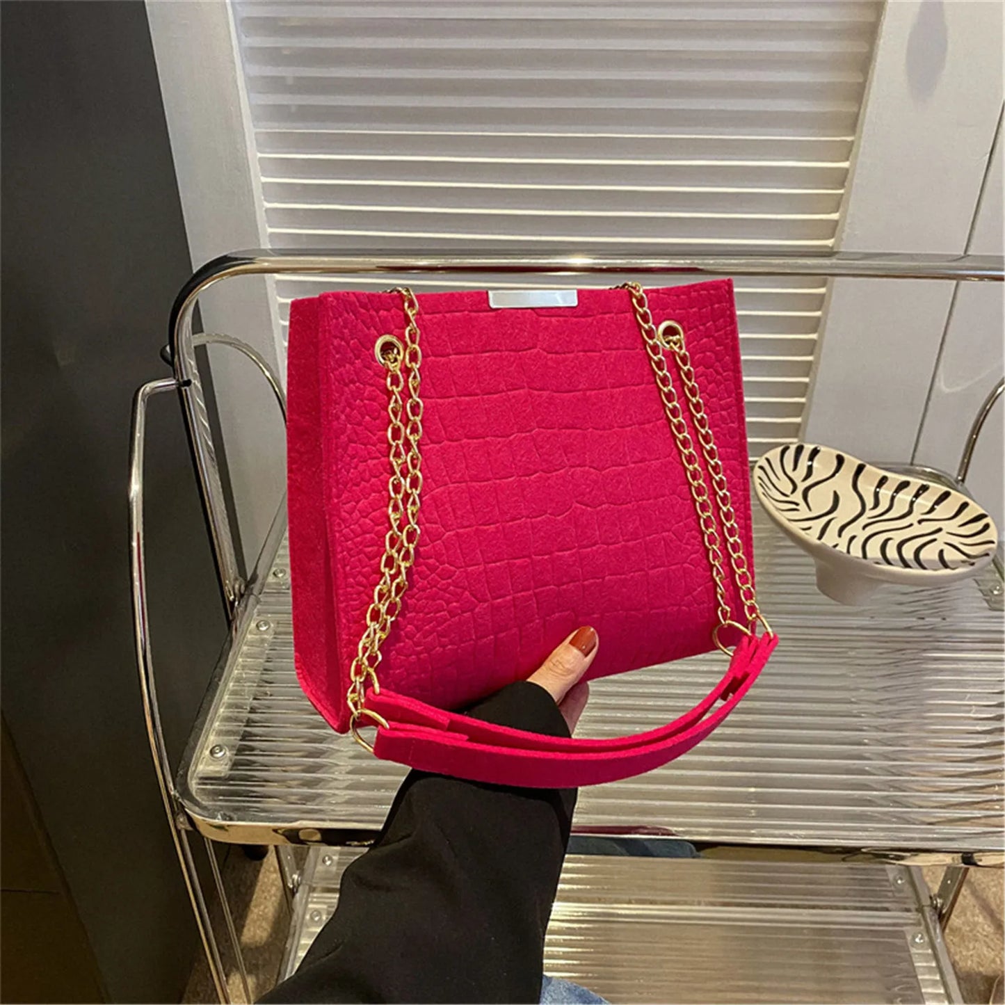 Chic Chain Handbag Versatile Crossbody Tote Trendy Chain Shoulder Bag Fashionable Tote Bag Chain Crossbody Casual Shoulder Bag