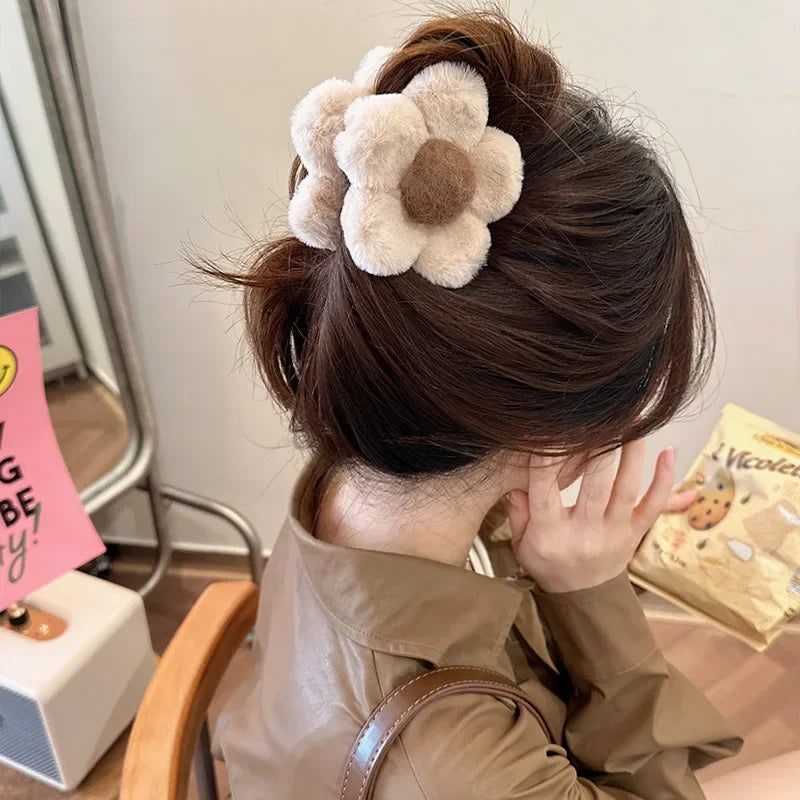 Fashionable Autumn and Winter Large Shark Clip Plush Flower Hair Clip Simple Hair  Crab Claw Hair Accessories