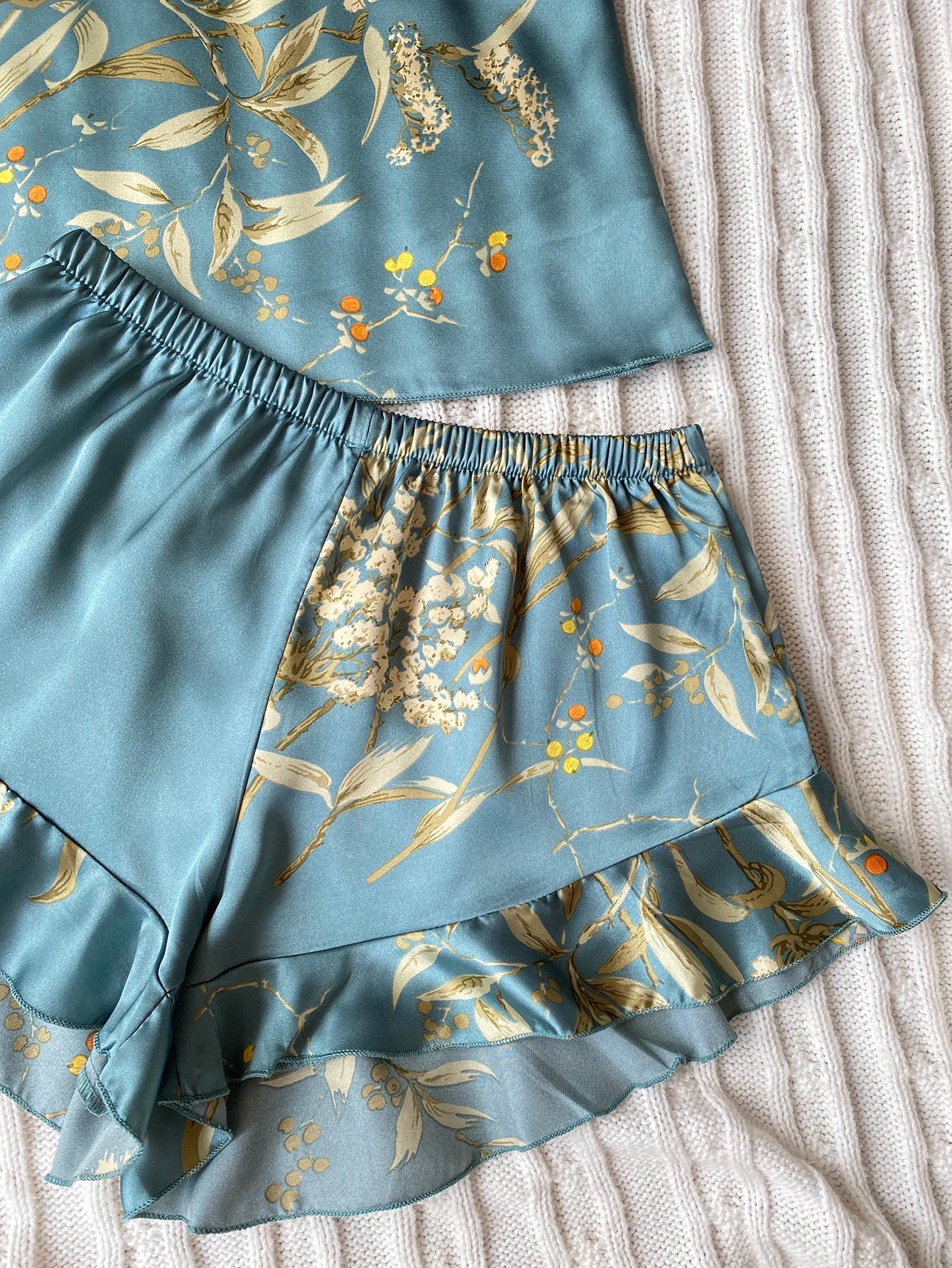 Ensemble pyjama élégant à imprimé floral et short à volants pour femme