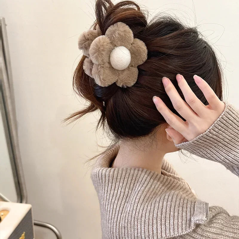 Fashionable Autumn and Winter Large Shark Clip Plush Flower Hair Clip Simple Hair  Crab Claw Hair Accessories