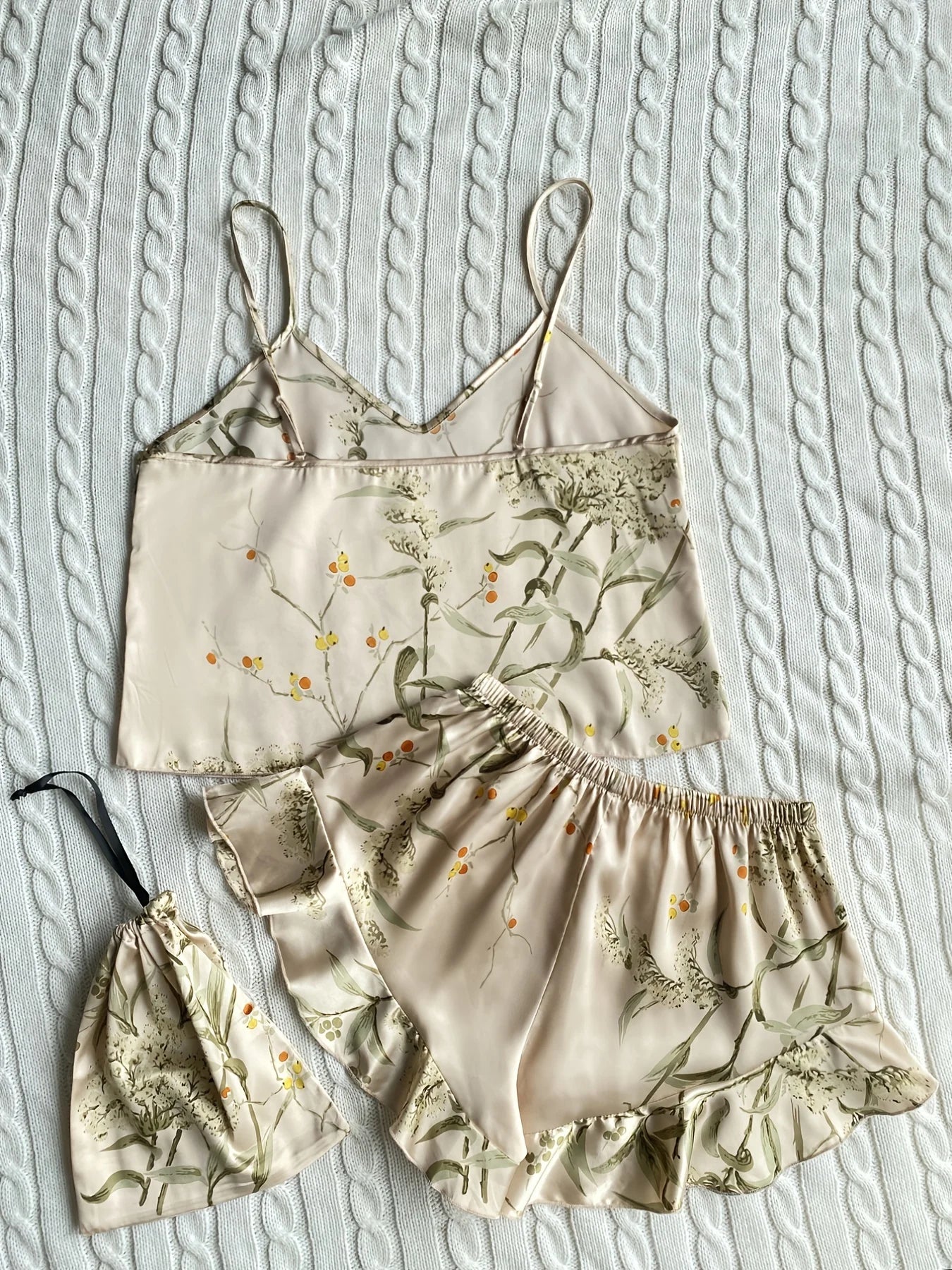 Ensemble pyjama élégant à imprimé floral et short à volants pour femme