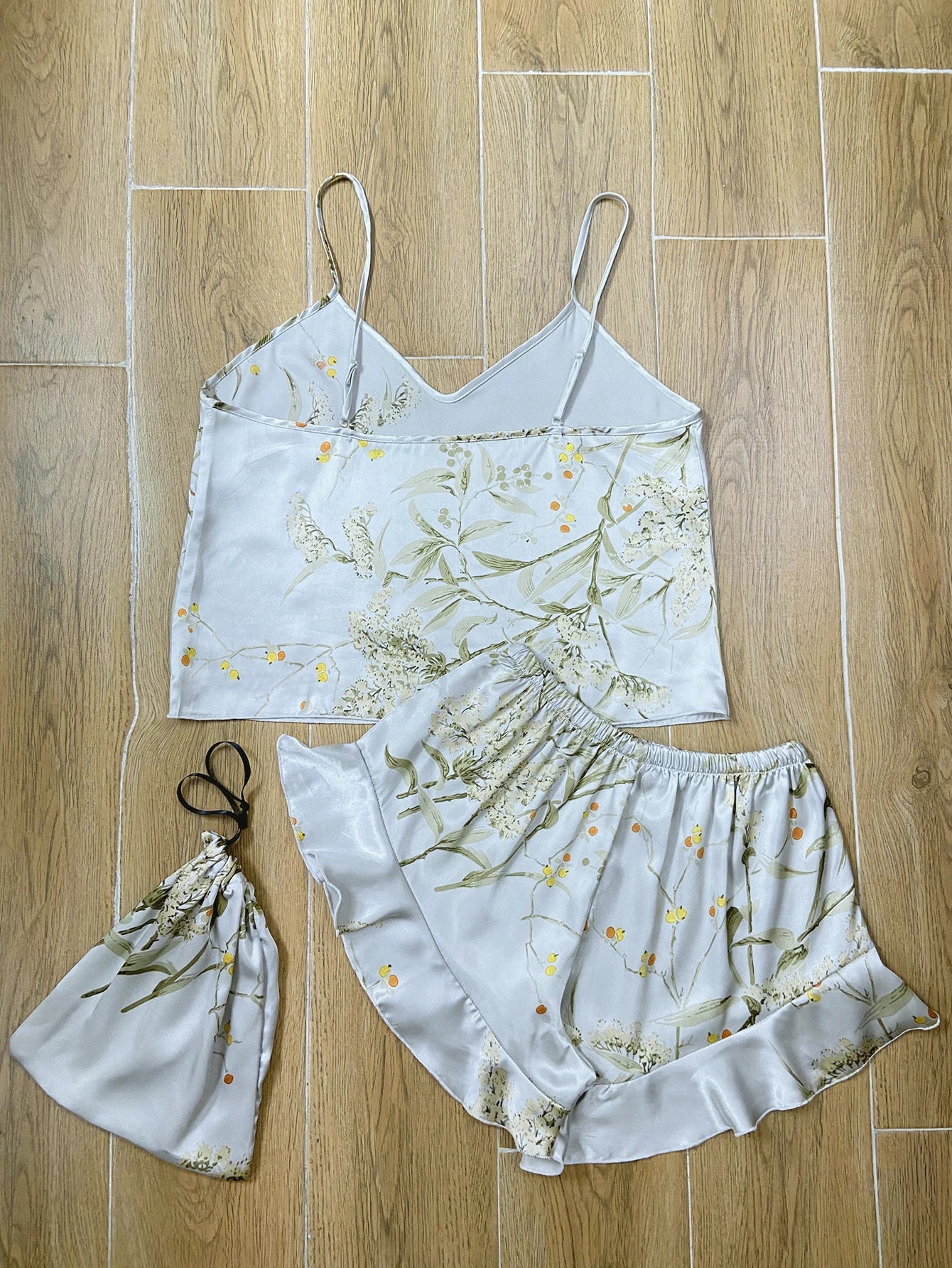 Ensemble pyjama élégant à imprimé floral et short à volants pour femme