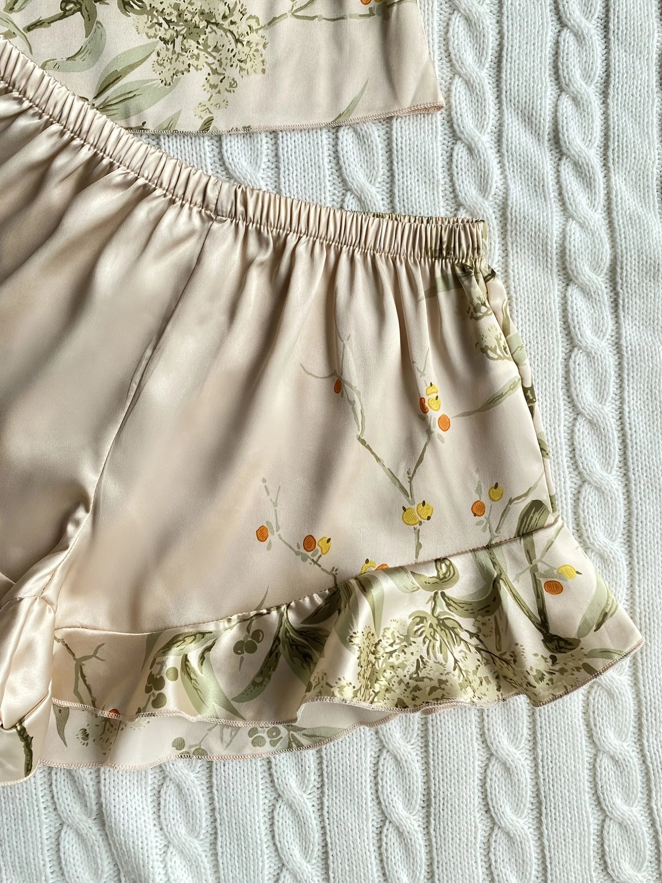 Ensemble pyjama élégant à imprimé floral et short à volants pour femme