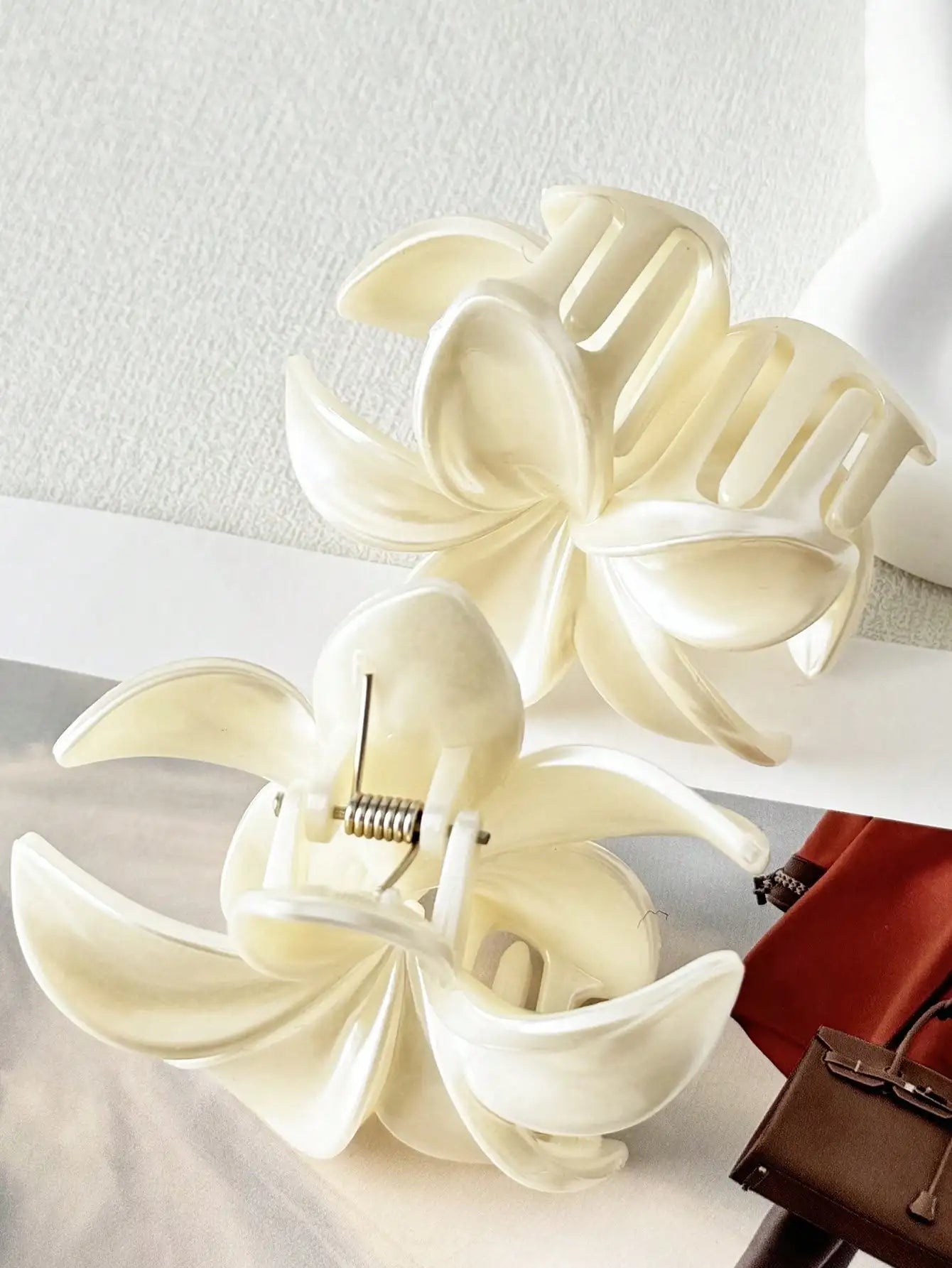 2Pcs white light sensitive flower clip, shark clip at the back of the head, beach vacation style, simple hair accessory