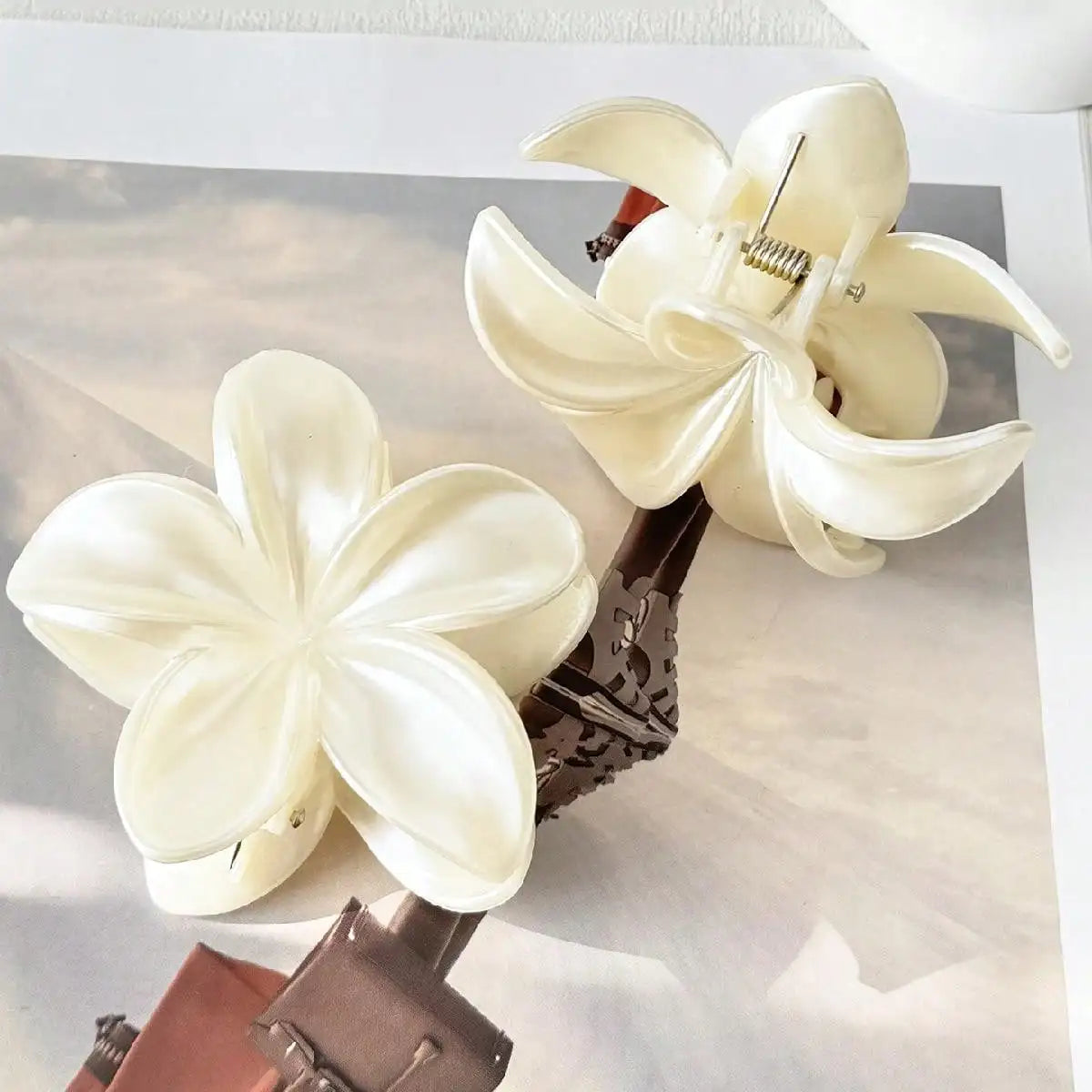 2Pcs white light sensitive flower clip, shark clip at the back of the head, beach vacation style, simple hair accessory