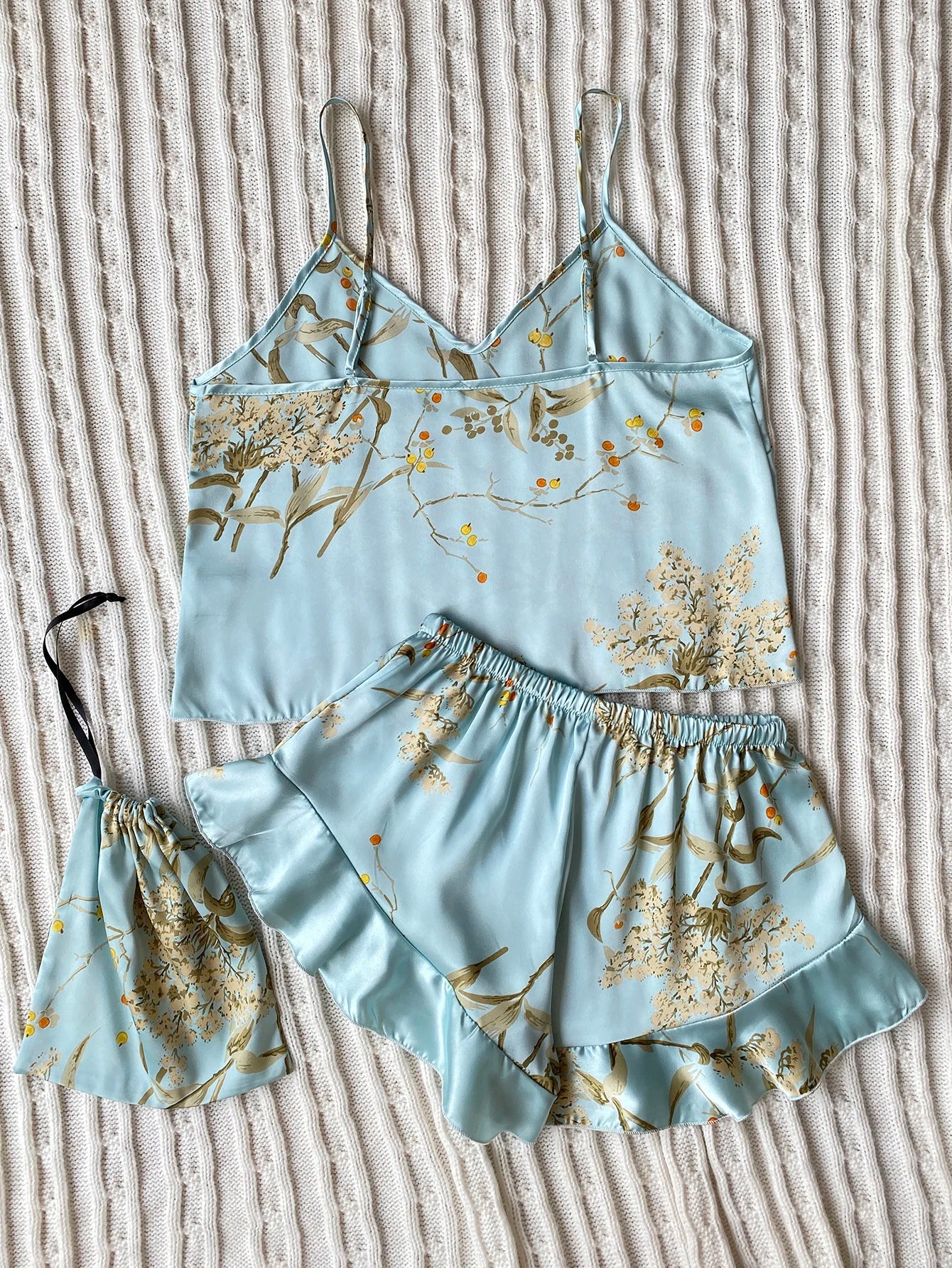 Ensemble pyjama élégant à imprimé floral et short à volants pour femme