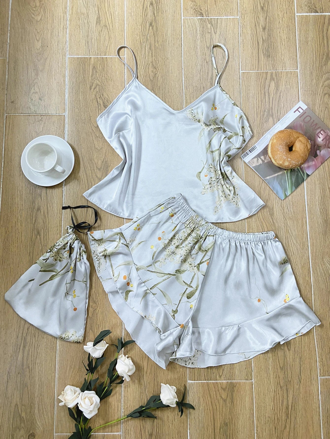 Ensemble pyjama élégant à imprimé floral et short à volants pour femme